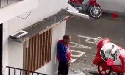 El vendedor fue grabado, inicialmente, desde lejos (Foto: Captura de video)