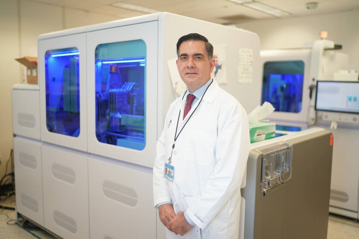 El venezolano Alberto Paniz-Mondolfi en su laboratorio de Mount Sinai, en Nueva York