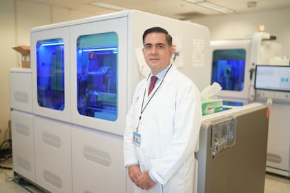 El venezolano Alberto Paniz-Mondolfi en su laboratorio de Mount Sinai, en Nueva York