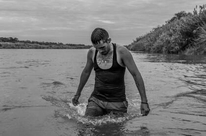 El venezolano Carlos Mendoza cruza el río Grande para solicitar asilo en Estados Unidos