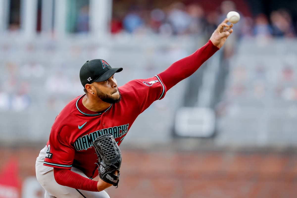 El venezolano Eduardo Rodríguez, de los Diamondbacks de Arizona, hace un pitcheo en el duelo del sáb