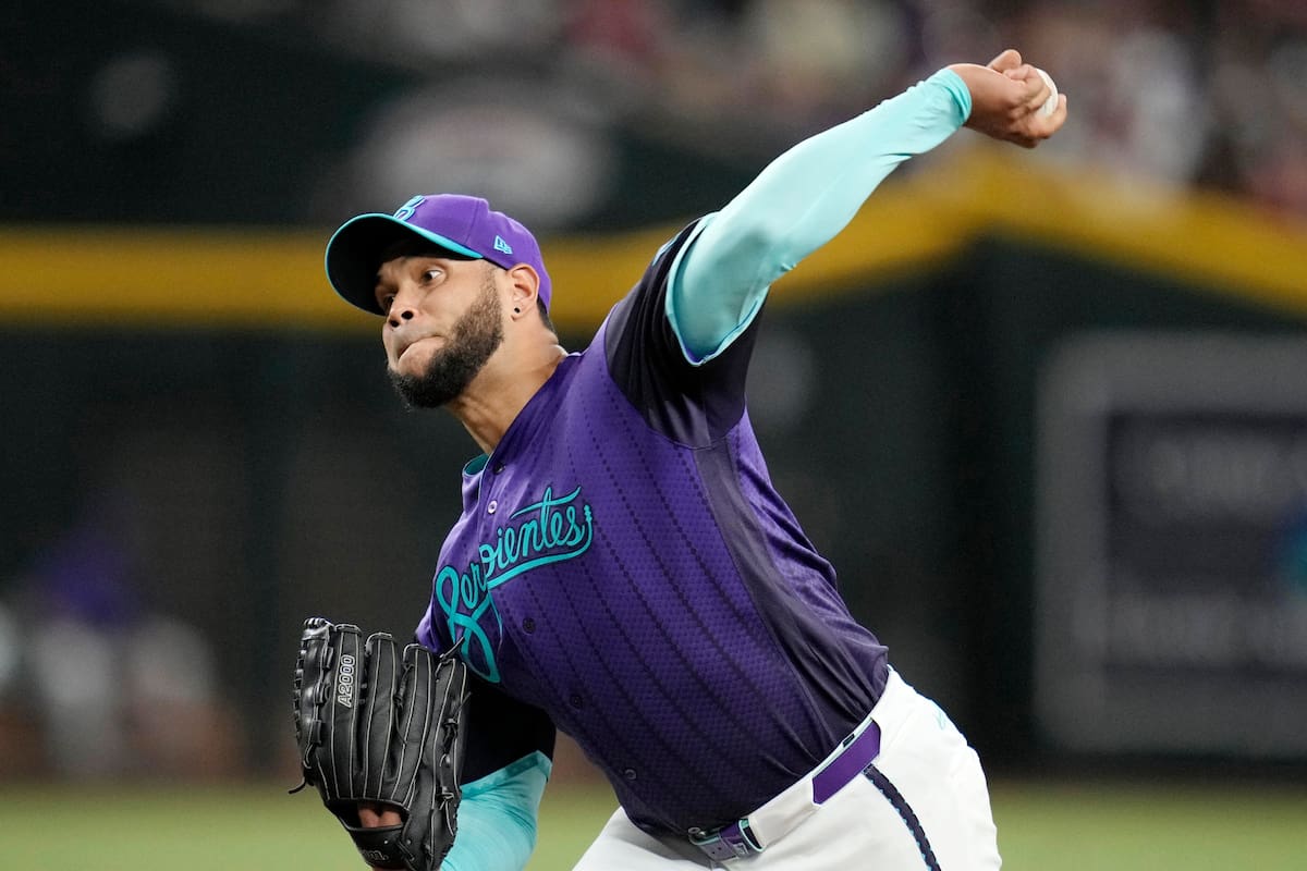 El venezolano Eduardo Rodríguez, de los Diamondbacks de Arizona, lanza frente a los Rojos de Cincinn