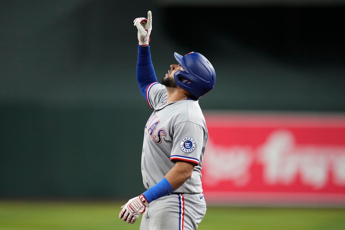 El venezolano Elías Díaz, de los Rangers de Texas, festjea su sencillo productor ante los Diamondbac