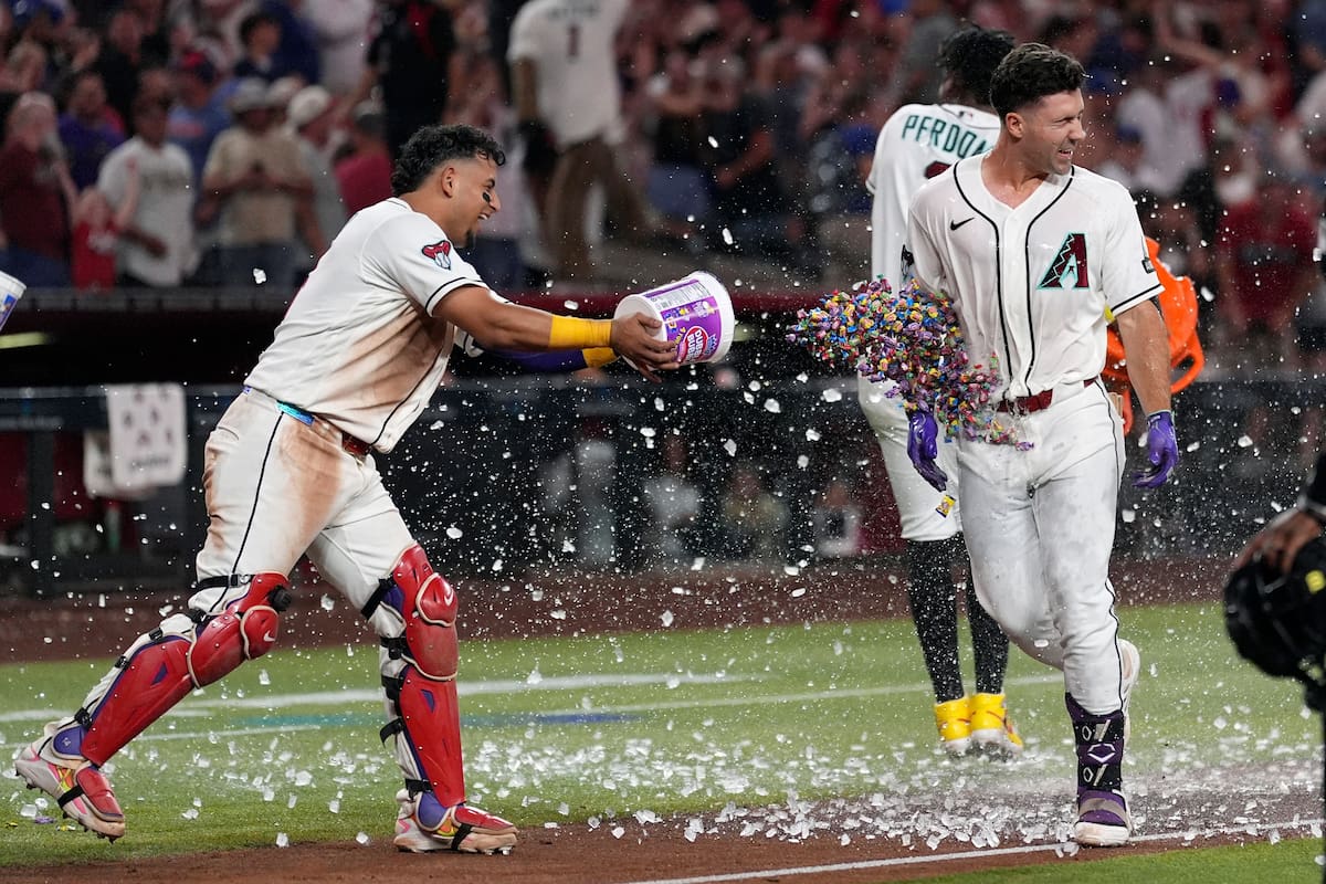 El venezolano Gabriel Moreno, de los Diamondbacks de Arizona, arroja goma de mascar a su compañero R