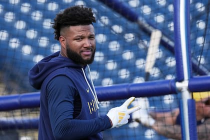 El venezolano Jackson Chourio de los Cerveceros de Milwaukee hace un gesto durante los entrenamientos de primavera