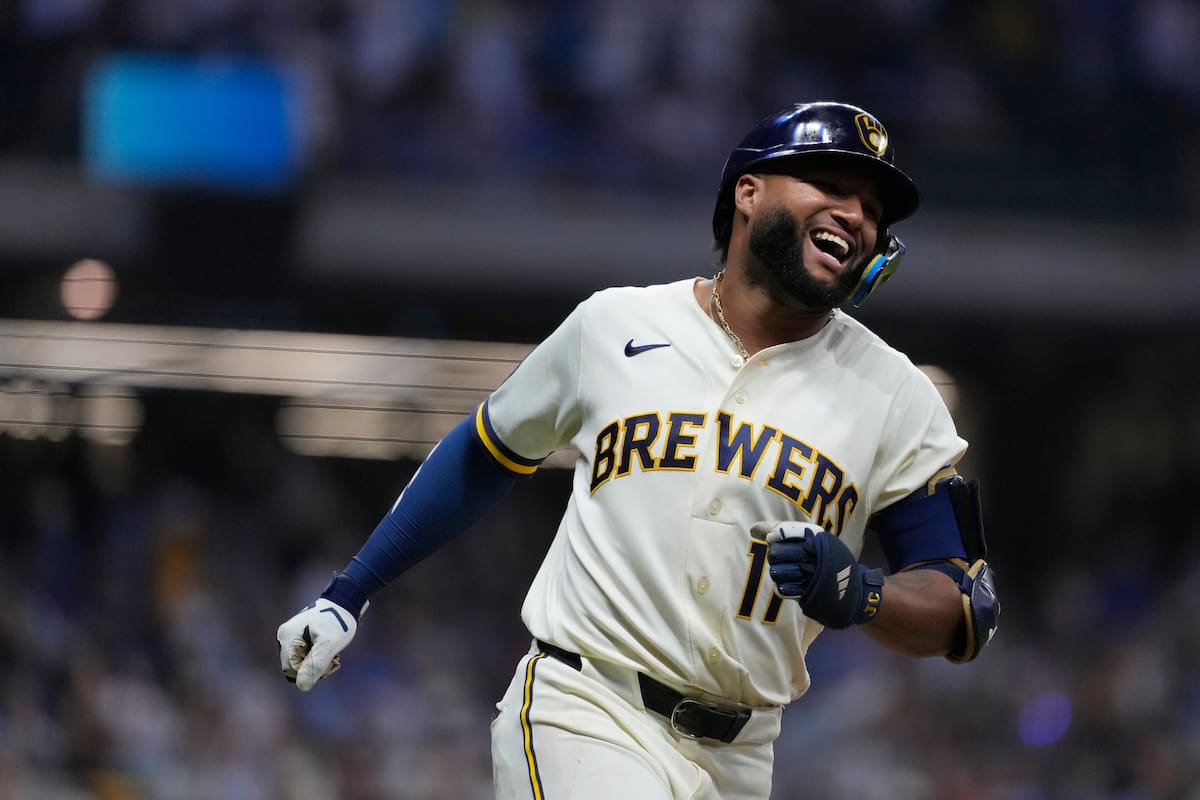 El venezolano Jackson Chourio, de los Cerveceros de Milwaukee, sonríe trsa conectar un jonrón en la novena entrada del encuentro ante los Cachorros de Chicago, el martes 8 de septiembre de 2026