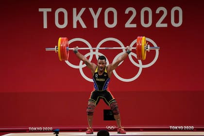 El venezolano Julio Mayora compite para ganar la medalla de plata en la división de 73 kilogramos del levantamiento de pesas de los Juegos Olímpicos de Tokio, el miércoles 28 de julio de 2021. (AP Foto/Luca Bruno)