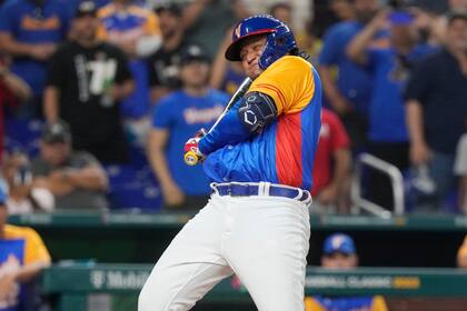 El venezolano Miguel Cabrera (24) gesticula al esquivar un lanzamiento en el cuarto inning del juego ante Nicaragua en el Clásico Mundial de béisbol, el martes 14 de marzo de 2023, en Miami. (AP Foto/Marta Lavandier)