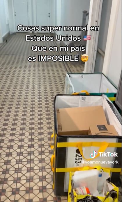 El venezolano mostró cómo es que las firmas dejan la paquetería afuera de las viviendas