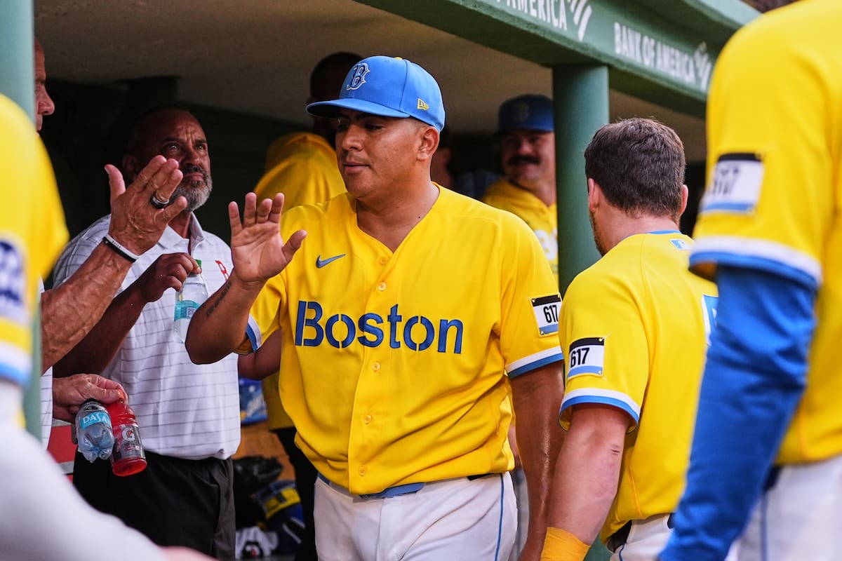 El venezolano Ranger Suárez, de los Medias Rojas de Boston, festeja en la cueva tras cubrir la sépti