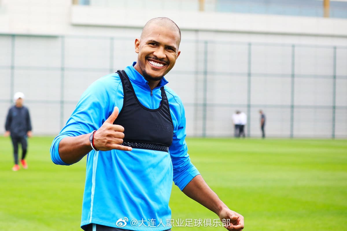 El venezolano Salomón Rondón juega en el Dalian Pro