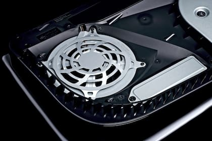 El ventilador de una PlayStation 5 es una pieza clave para que el equipo funcione correctamente; cada tanto hay que limpiarlo del polvo que se acumula naturalmente