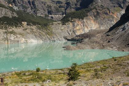 El Ventisquero Negro es uno de los doce glaciares del Monte Tronador