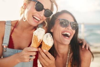 El verano está hecho de pequeños placeres: un día de sol, un helado con amigos, una comida compartida.