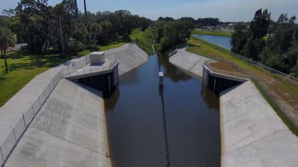 El vertedero ayuda a restaurar el flujo natural del agua, mejorar su calidad y reducir los nutrientes que ingresan a la laguna del río Indian
