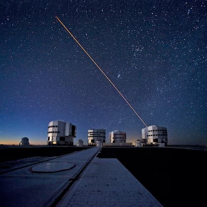 El Very Large Telescope (VLT) de ESO durante observaciones nocturnas. En esa imagen, captada desde la plataforma durante el crepúsculo, se pueden ver los cuatro telescopios principales de 8.2 m de diámetro. De izquierda a derecha, Antu, Kueyen, Melipal y Yepun, nombres mapuches de los VLTs.