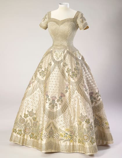 El vestido de coronación de Isabel II fue diseñado por Norman Hartnell, quien también se encargó anteriormente de su traje de novia (Crédito: Royal Collection Trust)