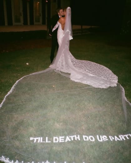 El vestido de Hailey Bieber llevaba la frase “TILL DEATH DO US PART” (“Hasta que la muerte nos separe”).