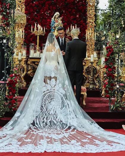 El vestido de Kourtney tenía una virgen bordada