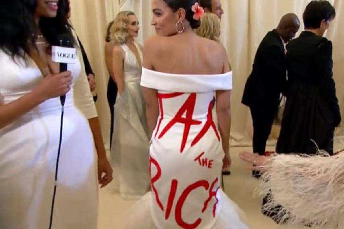 El vestido de la congresista demócrata Ocasio-Cortez que generó polémica en las redes sociales (Crédito: Vogue)