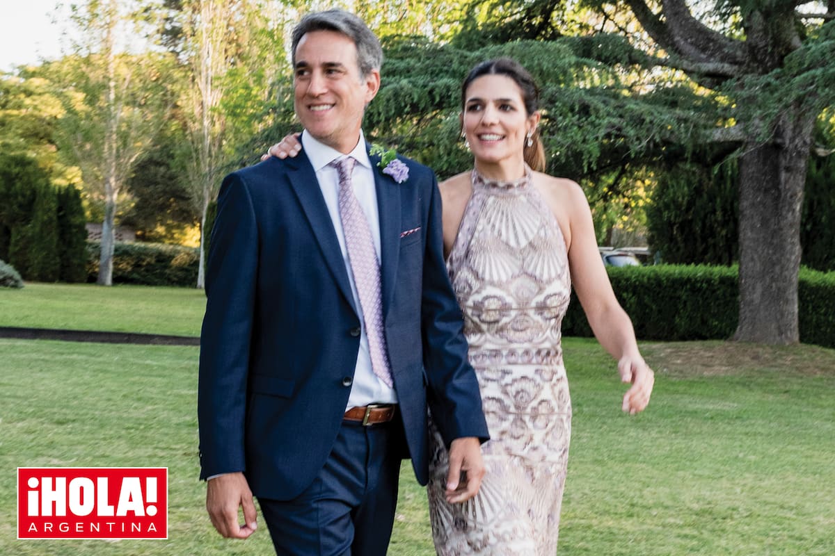 El vestido de la novia fue confeccionado por Sole Zimmer. “Yo no quería vestirme de blanco, soñaba con un diseño entre bizantino y art déco. Sole usó tres géneros franceses soñados: uno con lentejuelas, otro con encaje bordado y otro con flecos para la capa. Quedé fascinada”, dijo sobre su look, que acompañó con zapatos de Sylvie Geronimi y aros de Fahoma. El novio, en tanto, usó un traje de Hugo Boss.