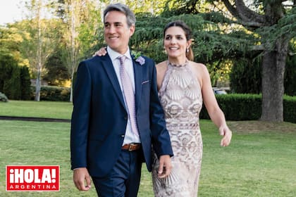 El vestido de la novia fue confeccionado por Sole Zimmer. “Yo no quería vestirme de blanco, soñaba con un diseño entre bizantino y art déco. Sole usó tres géneros franceses soñados: uno con lentejuelas, otro con encaje bordado y otro con flecos para la capa. Quedé fascinada”, dijo sobre su look, que acompañó con zapatos de Sylvie Geronimi y aros de Fahoma. El novio, en tanto, usó un traje de Hugo Boss.