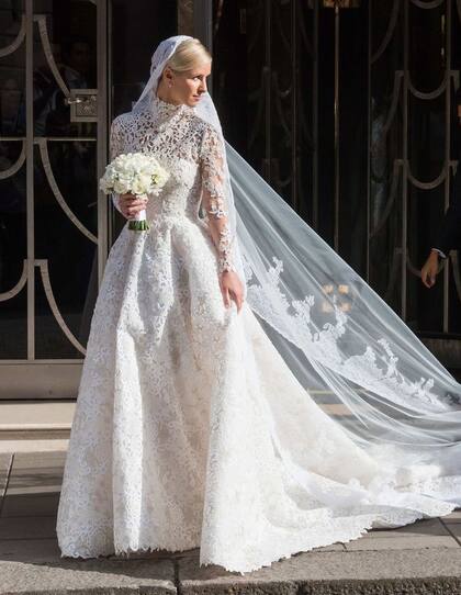 El vestido de novia de Nicky Hilton, por maison Valentino. "La casa Valentino se complace en anunciar que Nicky Hilton lució un vestido de Alta Costura de Valentino, diseñado por los directores creativos Maria Grazia Chiuri y Pierpaolo Piccioli, especialmente para su boda con James Rothschild el 10 de julio"