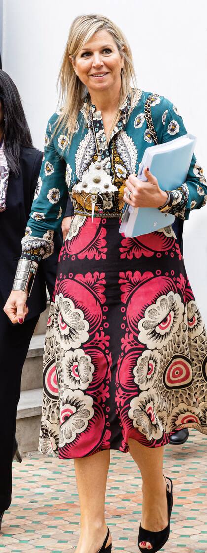 El vestido de Valentino que llevó la monarca de los Países Bajos está realizado en crêpe de seda y lo acompañó con cómodas sandalias peep toe. Además, le sumó un brazalete de plata que combinaba con el maxicollar.