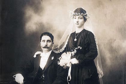 El vestido negro y el velo blanco eran una combinación muy común hasta bien entrado el siglo pasado.