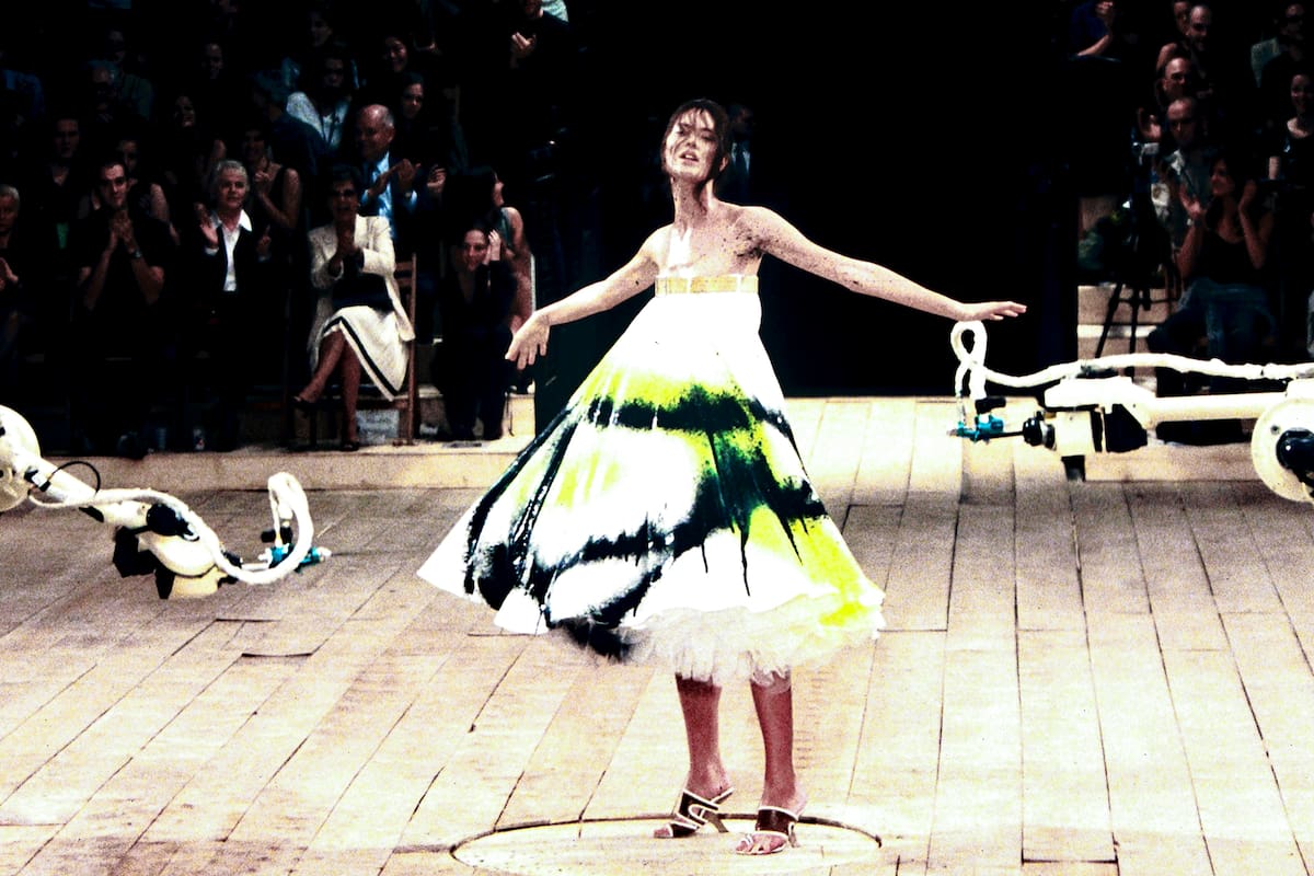 El vestido nro. 13, del diseñador británico Alexander McQueenAlexander, pintado por dos robots en la pasarela en 1990