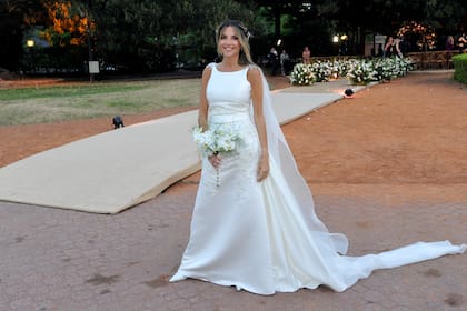 El vestido, off white, estuvo a cargo de Fabián Zitta. Un diseño de seda natural con una falda tubo con sobrefalda y apliques en encaje.
