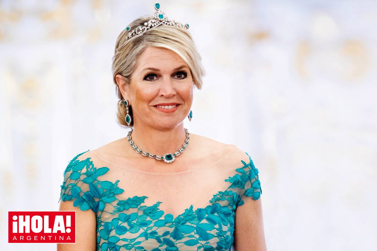 El vestido que eligió Máxima es de Jan Taminiau, uno de sus diseñadores de cabecera, y la fascinante tiara de esmeraldas que perteneció a la reina Guillermina.