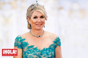 El vestido que eligió Máxima es de Jan Taminiau, uno de sus diseñadores de cabecera, y la fascinante tiara de esmeraldas que perteneció a la reina Guillermina.