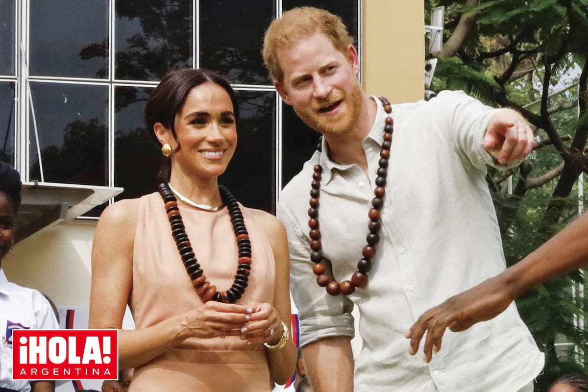 El vestido que la duquesa de Sussex estrenó en la capital de Nigeria llamó la atención: su creadora, la diseñadora Heidi Merrick, lo bautizó “Windsor”.
