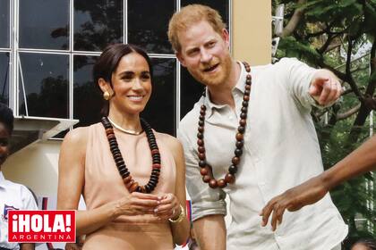 El vestido que la duquesa de Sussex estrenó en la capital de Nigeria llamó la atención: su creadora, la diseñadora Heidi Merrick, lo bautizó “Windsor”.