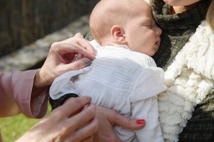 El vestido que llevó la beba fue el mismo que lucieron su abuela materna Lizzie, Isabel y Belita para sus bautismos.