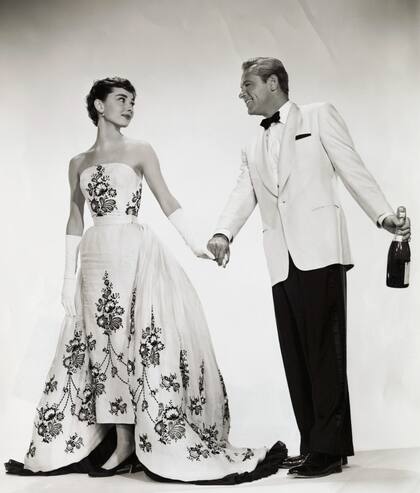 El vestido que lució Ivanka era una réplica de uno de los vestidos de la Maison Givenchy que Audrey Hepburn llevó en la película Sabrina, de 1954: un strapless blanco con cola, bordado con flores negras que ella acompañó con guantes de ópera negros y un collar de diamantes de Leviev.