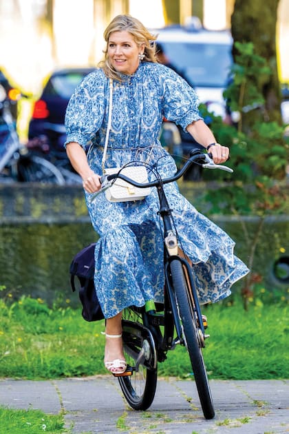El vestido “Wylie” de Zimmermann, con delicados bordados y mangas voluminosas, fue el protagonista del look de Máxima, que completó con sandalias blancas de taco ancho de Ferragamo y una bandolera de Marina Raphael