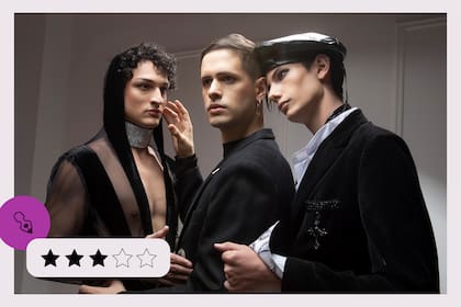 El vestuario audaz refuerza la frialdad de los tres personajes en Severa vigilancia