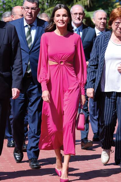 El vestuario de Letizia fue cambiando desde sus trajes de periodista, en colores neutros, a un estilo sofisticado, con una paleta más vibrante.