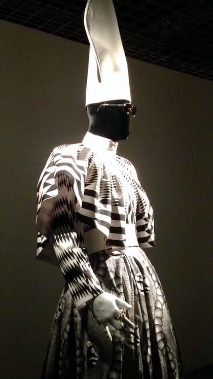 El vestuario del Papa negro según Ramírez para Elle de Jean Genet, un adelanto en el CCK