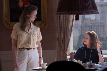 El vestuario para personificar a Caroline y a Jackie Kennedy. "Para Jackie usamos mucha ropa vintage de Ferragamo, Gucci, Céline, Chanel y Dior. Y para Caroline, también usé muchísima ropa vintage, y de muchas de las casas de moda de Los Ángeles"