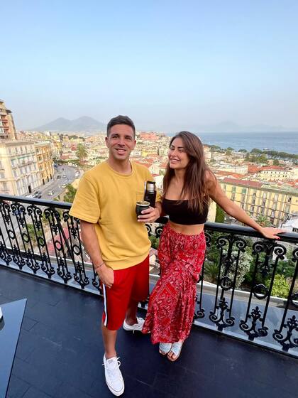 El Vesubio de fondo, la postal napolitana en la nueva vida de los Simeone: Gio, su esposa Giulia y el mate en una ciudad muy argentina