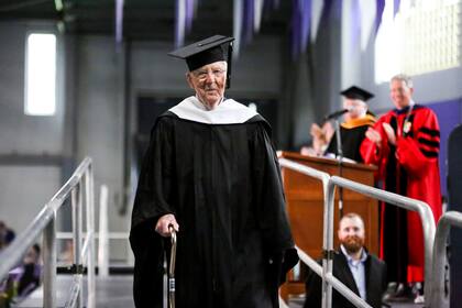 El veterano de guerra subió al escenario para recibir un diploma universitario
