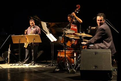 El veterano Wayne Shorter observa los movimientos de su músico de cambio, Oscar Giunta