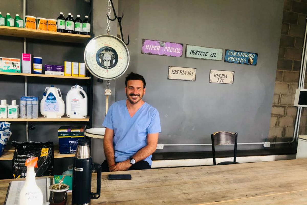 El veterinario Fabricio Vargas en su nuevo lugar: el viejo almacén de Ramos Generales Casa Vargas de doña Marcelina, su abuela