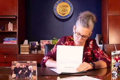 El veto forma parte de una serie de decisiones políticas que reflejan las tensiones entre el gobierno estatal y federal en materia de inmigración