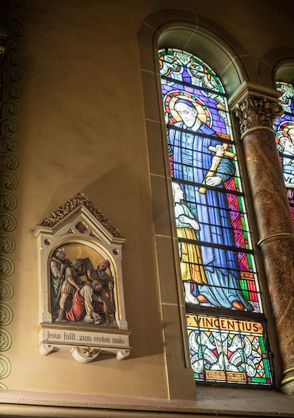 El Vía Crucis está escrito en alemán.