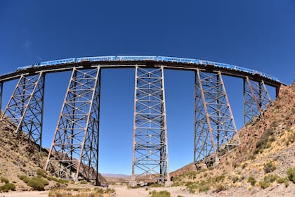 El viaducto La Polvorilla es un puente de hierro curvo de 1600 toneladas, 224 metros de longitud, una altura de 73 metros, ubicado a 4220 sobre el nivel del mar
