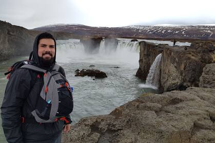 El viaje alrededor de la isla haciendo dedo de Iván Caminos